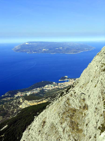 Tiefblick vom Aussichtspunkt Ravna vlaska nach W über Makarska hinweg auf die Insel Brač
