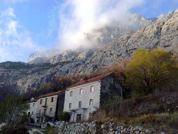 je weiter südlich, desto wilder: die Bergwelt oberhalb des Weilers Baškovići; darüber und dahinter verbirgt sich der Sveti Jure