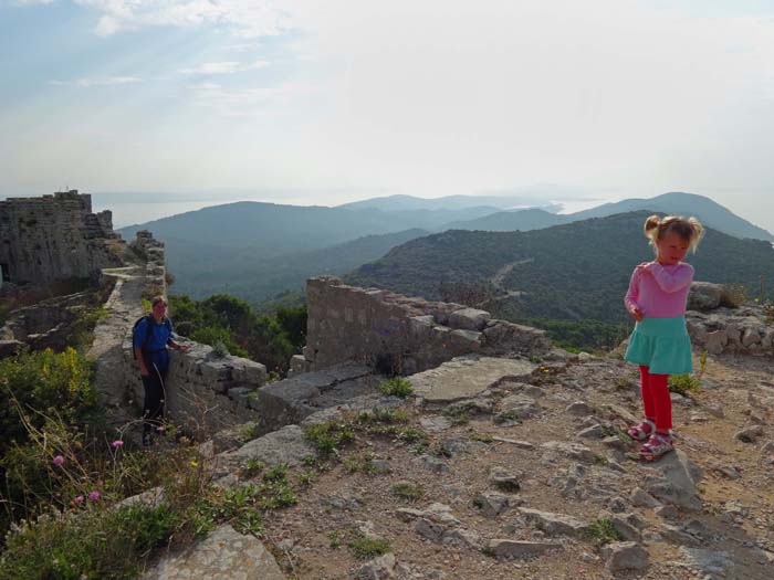 Gipfelblick von der Burgmauer gegen SO, wo die Insel Pašman unmittelbar anschließt