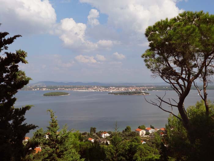 der Blick vom Kloster gegen O: zwischen den beiden Inselchen Planac (links) und Sveta Katarina die Stadt Biograd na moru