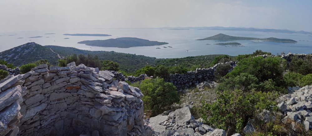 keine fünf Kilometer sö. davon bietet der Jakovljev vrh schöne Blicke auf die umliegende Inselwelt; hier gegen S auf Žižanj und Košara (rechts)