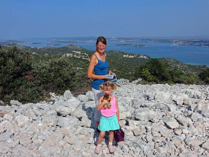 der Jakovljev vrh wartet auf seinem höchsten Punkt zwar statt einer venezianischen Festung nur mit einem Sendeturm auf, der Anstieg lohnt aber dennoch die geringe Mühe; Blick auf die Festlandküste zwischen Zadar und Biograd