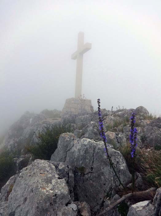 wenige Meter dahinter das Gipfelkreuz auf der höchsten Erhebung der Insel Hvar