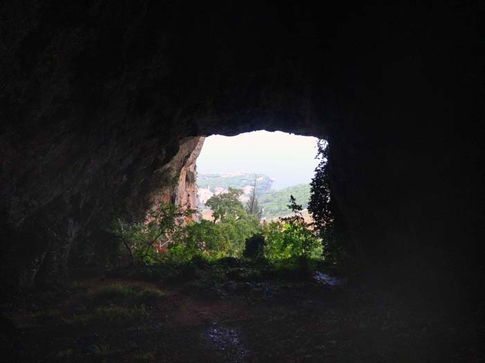 Blick aus dem Höhleninneren aufs Kap Nedija