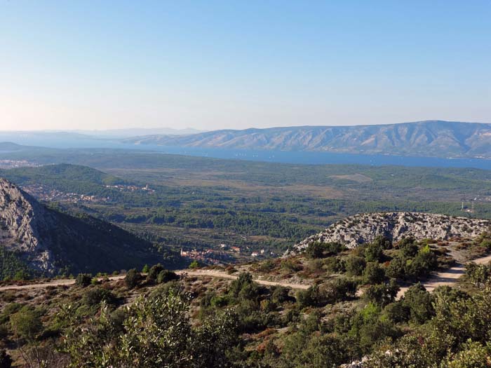 Gipfelblick vom Borovik, 500 m, nach NW; am Ausgang der Vratnik-Schlucht das uralte Dorf Pitve, dessen Wurzeln bis ins 3. Jh. v. Chr. zurückreichen