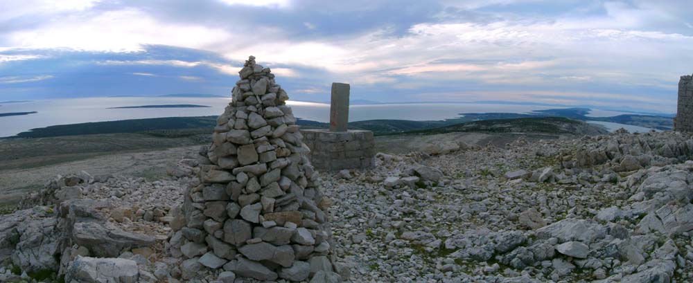 Gipfelsteinmann gegen NW, links die Insel Škrda , dahinter Lošinj und Cres