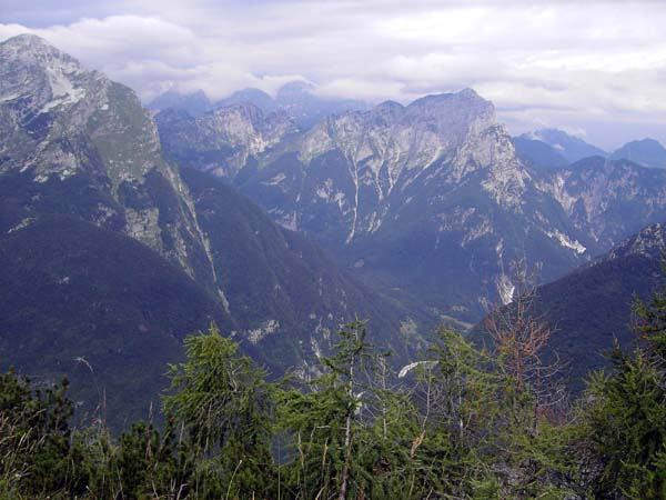 Gipfel gegen NW (Koritnica). Links der Veliki Vrh, eine der stärksten österreichischen Bergfestungen  des ersten Weltkrieges; dahinter die wolkenverhangene Wischberggruppe, rechts der Raibler Seekopf