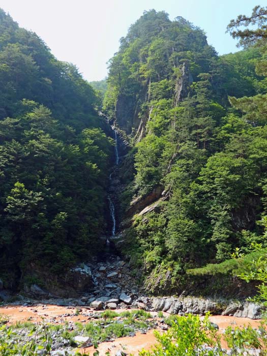 auf der Anreise: der Ojang-Wasserfall am oberen Donggang, nur einen Katzensprung entfernt vom ...