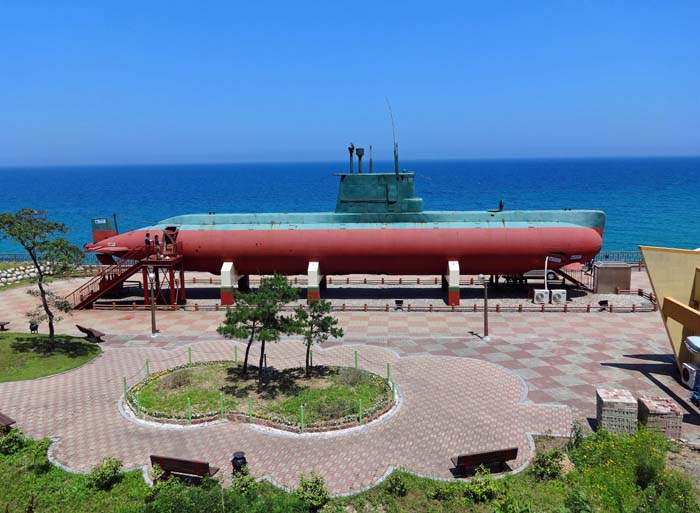 ein gekapertes nordkoreanisches U-Boot ...