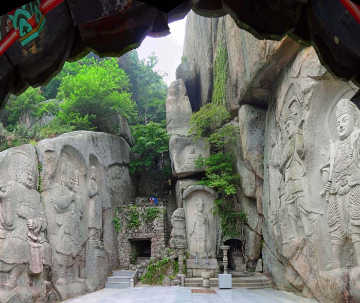 hinter den Gebäuden findet man - wie in einem Indiana-Jones-Film - in einer Art Felsschlucht 10 m hohe Reliefs von Gestalten aus dem buddhistischen Pantheon. Zitat Nikolaus: „Der schönste Ort, den ich je gesehen habe!“
