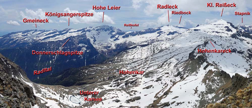 Gipfelpanorama gegen SW; der höchste Berg der Gruppe ist zur Gänze verdeckt vom kleinen Bruder