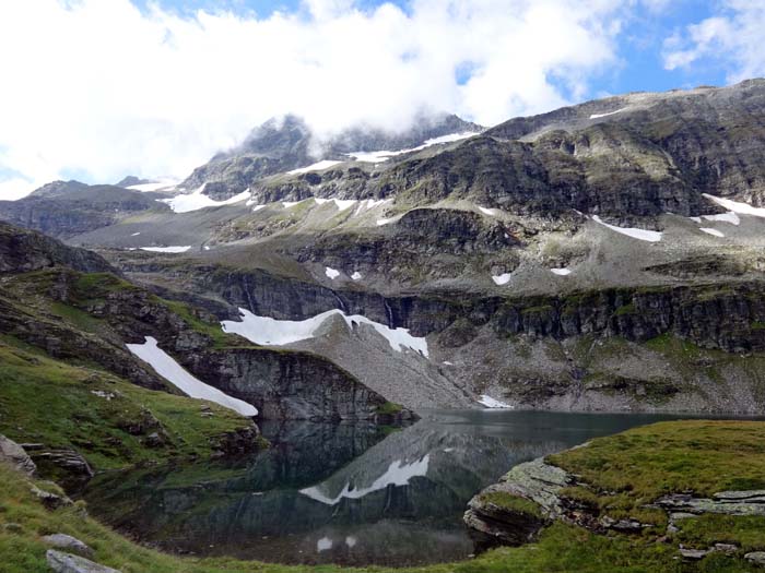 Plattachsee gegen Tauernkogel; vom Hüttenzustieg kann man Richtung Gipfel eventuell links oben über den Schutthang zu den Schneefeldern abkürzen