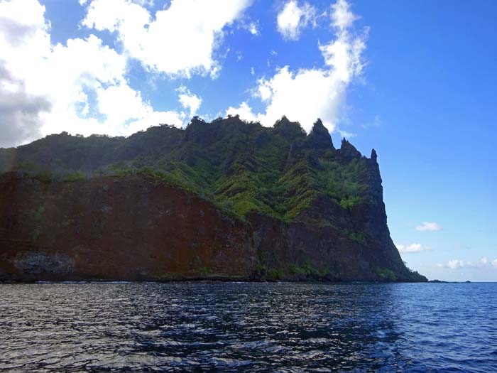 erkennt man schon bei der Einfahrt in die kleine Hafenbucht: Fatu Hiva ist eine der bizarrsten Inseln der Marquesas