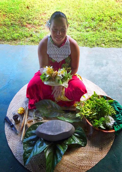 ... einem polynesischen Gebinde aus aromatischen Pflanzen und Früchten, oft in Verbindung mit speziellen Ölen, welche die Frauen als Parfümersatz verwenden