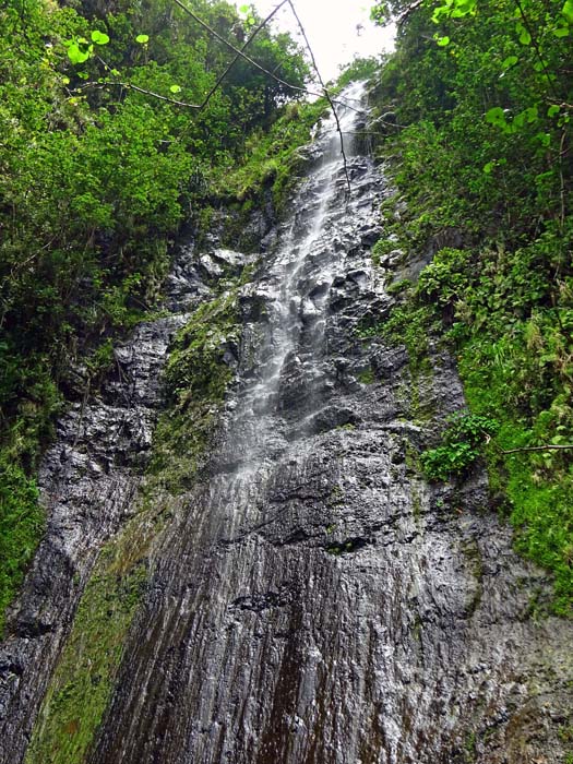 ... zu einem der vielen beeindruckenden Wasserfällen in Französisch Polynesien