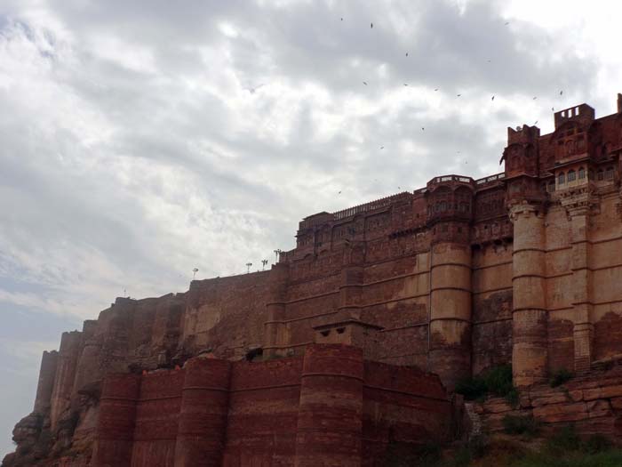 die Hauptattraktion Jodhpurs ist das auf einem 130 m hohen Felsen thronende Sandsteinfort Mehrangarh