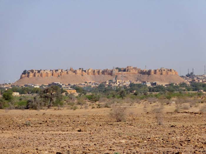 die märchenhafte Festungsstadt Jaisalmer lag einst am Schnittpunkt wichtiger Handelswege zwischen Indus und Ganges; in der weitläufigen Burg mit seinen 99 Bastionen lebt heute ein Viertel der Altstadtbevölkerung