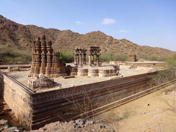 in einem abgeschiedenen, menschenleeren Gebiet steht ein Komplex von fünf Tempeln, errichtet vor etwa einem Jahrtausend
