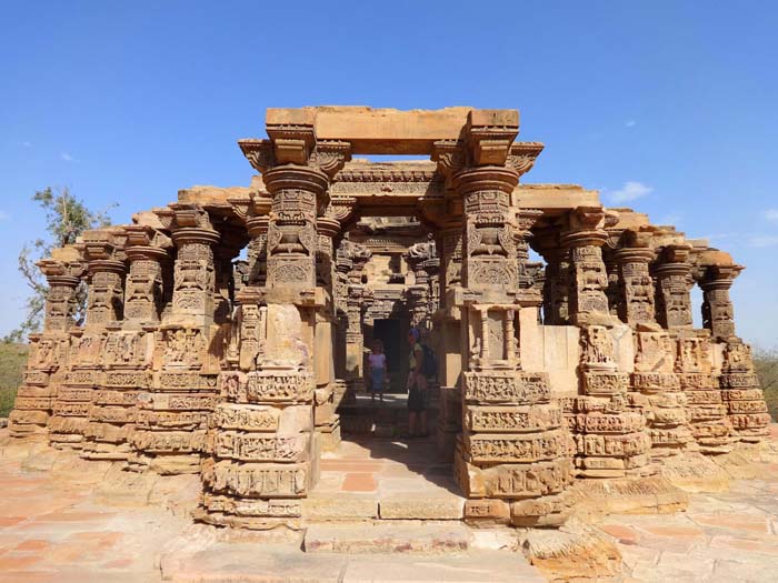 allen Tempeln gemeinsam ist die unglaublich aufwendige Steinmetzkunst an den Fundamenten, Säulen und Portalen