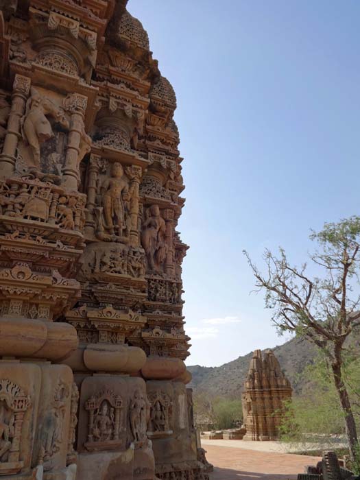 staunend umgeht man die endlosen Figurenfriese mit Szenen aus dem Ramayana, einem 2000 Jahre alten indischen Nationalepos