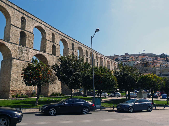 am Fuß der byzantinischen Festung, am Freiheitsplatz, ein doppelstöckiges türkisches Aquädukt aus dem 16. Jh.