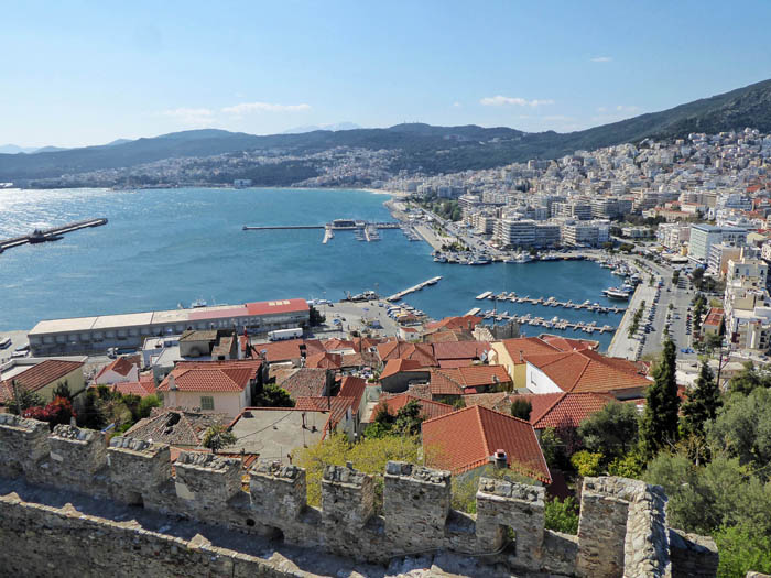 Blick von der Festung auf die Hafenpromenade