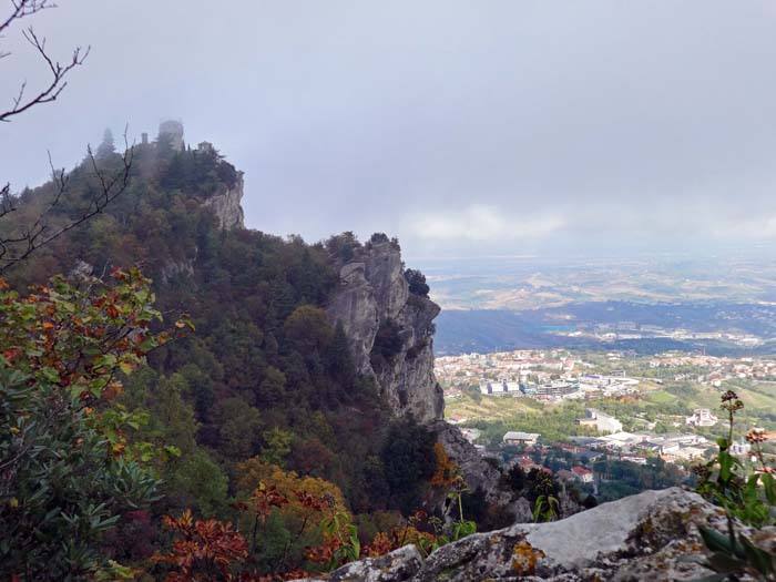 Blick vom Nordgipfel auf den schroffen Kamm des Monte Titano