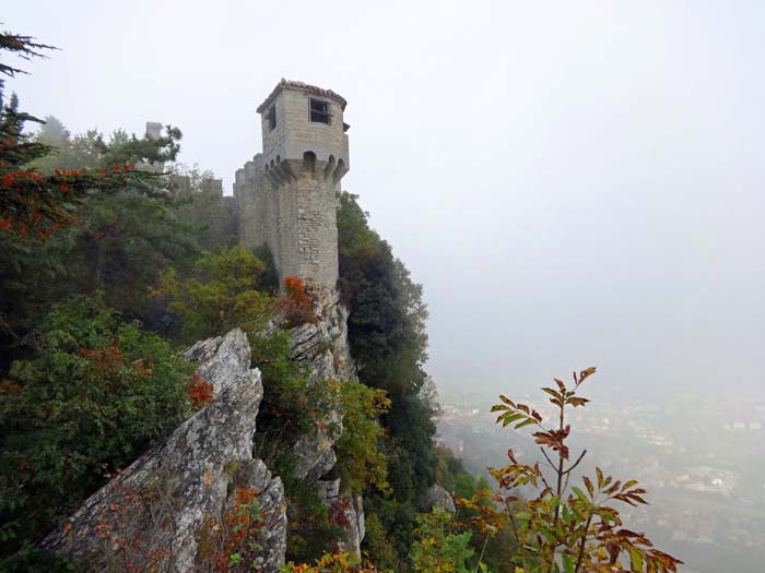 der 2. Turm La Cresta ist eigentlich schon eine Burg; beugt man sich über die Kante einzelner Felsnasen am Grat, dann entdeckt man so manchen Umlenker für die darunter liegenden Sportkletterrouten
