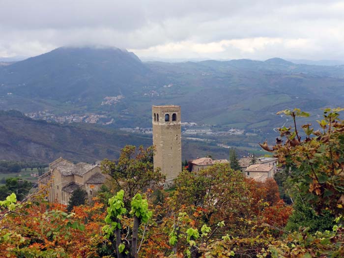 Blick von der Festung aufs Dorfzentrum mit zwei Kirchen, etlichen Palazzi und guten Restaurants