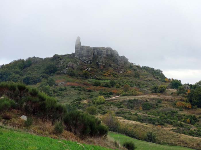 nach all den Foltergeschichten um San Leo wirkt die Landschaft dahinter nicht weniger unheimlich: der Felsturm Pietrafagnana auf dem Weg nach Carpegna