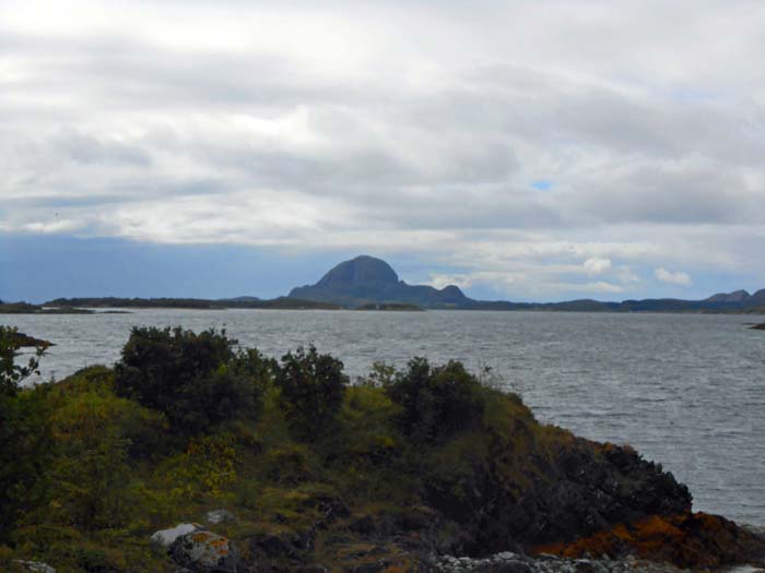 Blick von NO über den Brønnøysund auf den Torghatten