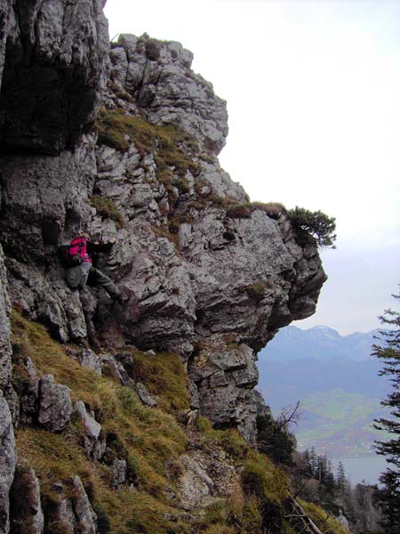 gleich hinter einem kleinen Sattel zwischen Hochwald und eigentlichem Felskörper des Traunstein erklettert Ulli das kurze, aber steile Einstiegswandl