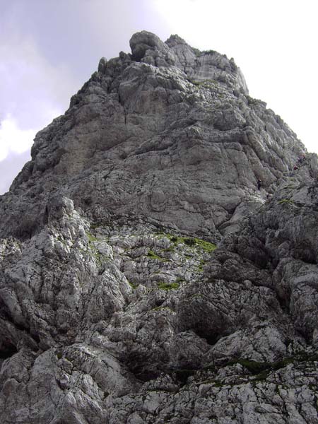 der unterste Pfeiler des Bambergweges vom Luknja Pass, reechts der Bildmitte nachfolgende Klettersteigbegeher