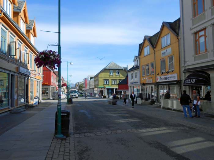 auf der Storgata, der Fußgängerzone von Tromsø; nördlich des Polarkreises tatsächlich eine Metropole, scheint der Beiname „Paris des hohen Nordens“ aber doch zu weit gegriffen