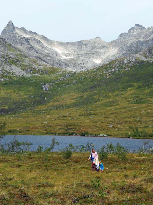 Kvaløya teilt das Schicksal vieler anderer großer Inseln Norwegens - sie taucht kaum einmal in Reiseführern auf und hätte doch so viel zu bieten, für Heidelbeersammler wie für Liebhaber scharfer Granitgrate; ein Abschnitt der Skitntindkette über dem Kattfjordsee