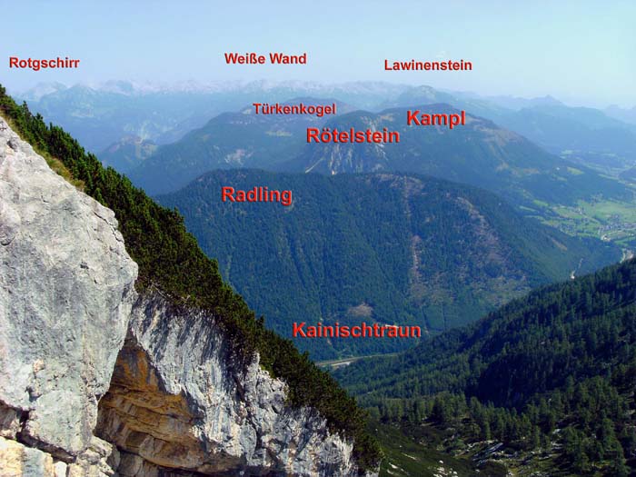eher unauffällig versteckt sich der Türkenkogel zwischen viel prominenteren Bergen des Dachstein und Toten Gebirges: hier von W, vom Ausseer Zinken