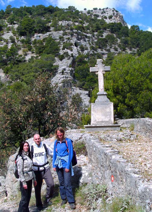 Bettina, Ulli und Gottfried beim Steinkreuz kurz vor Erreichen des Zieles