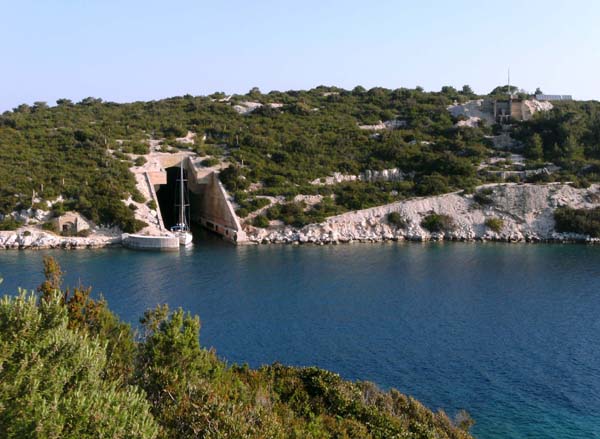 in der näheren Umgebung des Städtchens finden sich manch kuriose Sehenswürdigkeiten, wie etwa dieser einstmals streng geheime U-Boot-Stollen in der Škojić-Bucht ... 