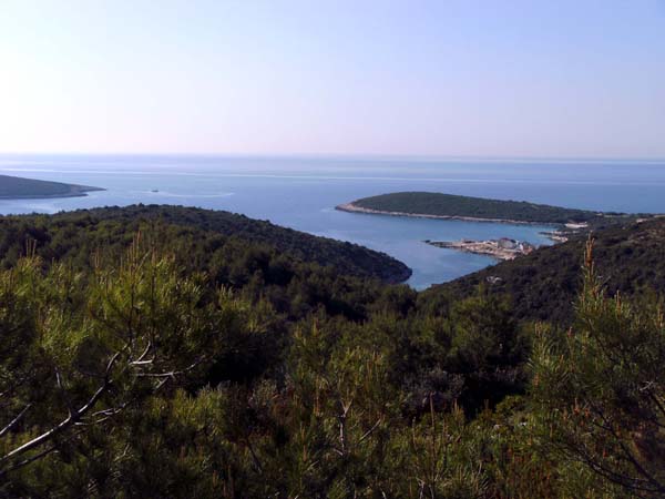 Blick von NW auf die Bucht von Rukavac an der Südküste; links die SW-Spitze der Insel Ravnik mit der Grünen Grotte