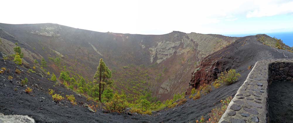 vom Besucherzentrum sind es nur wenige Schritte bis zum Krater, dessen westl. Rand begehbar ist