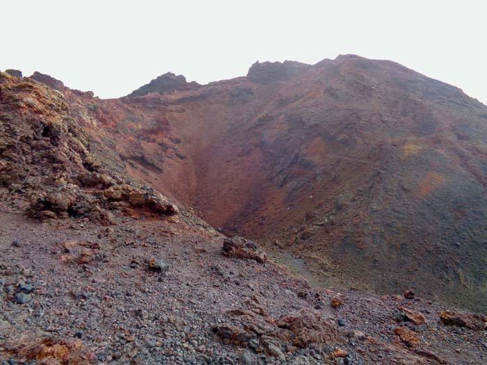 der Krater des Teneguía von Norden; wir besteigen den Gipfel über den linken Grat