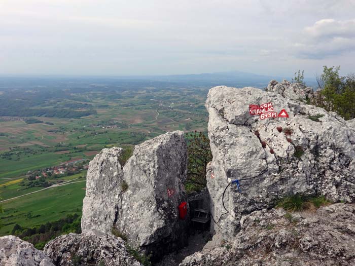Gipfel mit Buchkassette gegen SW - die Adria ist ca. 250 km entfernt