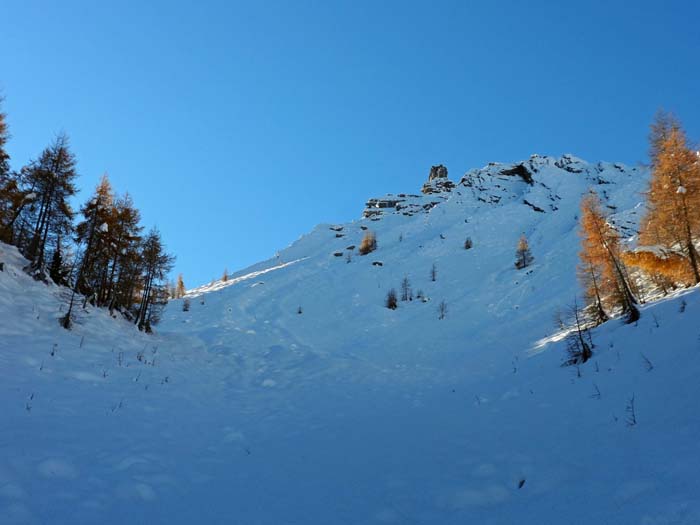 schon beim Aufstieg zum Zochenpass (links hinten) überraschend viel Schnee; über uns das kecke „Kanzele“ am Weittalspitze Ostgrat