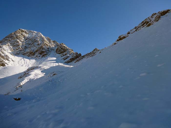 tief winterlich die letzte Flanke zum Zochenpass (rechts oben); links der Simonskopf