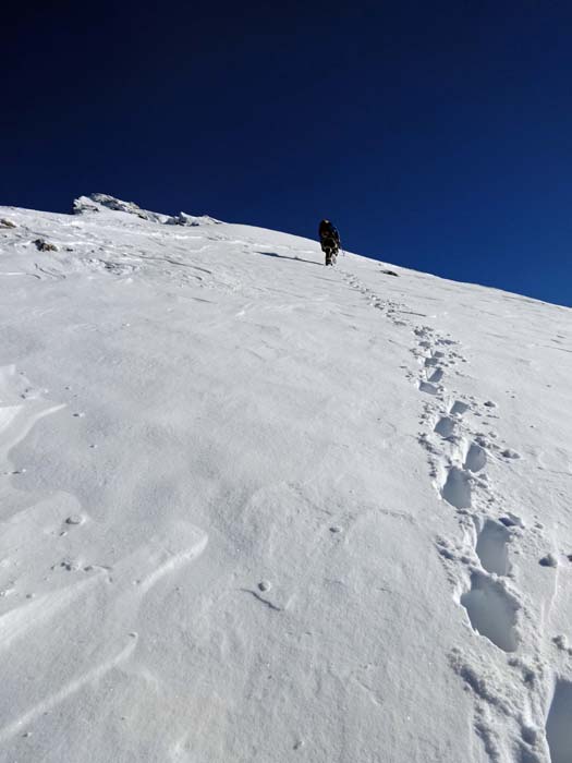 Erich spurt die westseitige Gipfelflanke (Normalweg); über diese Route (unser Abstieg) wird der Berg auch mit Schi erstiegen