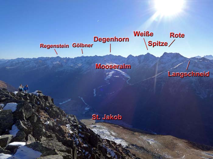 Gabi und Ulli erreichen den Gipfelgrat; Blickrichtung SO auf die zentralen Villgratner