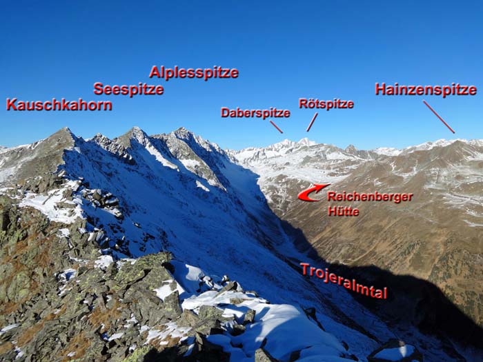 Gipfelblick gegen NW über den weiteren Verlauf des Panargenkammes; ganz hinten kann man noch die Dreiherrenspitze am Alpenhauptkamm erahnen