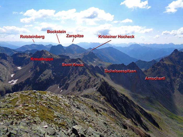 Rückblick vom Regenstein; die letzte „richtige“ Kletterpassage bietet das kurze Gratstück links unterm Schriftzug „Sichelseespitzen“, 1-2; alle folgenden Klettereinlagen ab Regenstein bis Villgrater Joch sind versichert