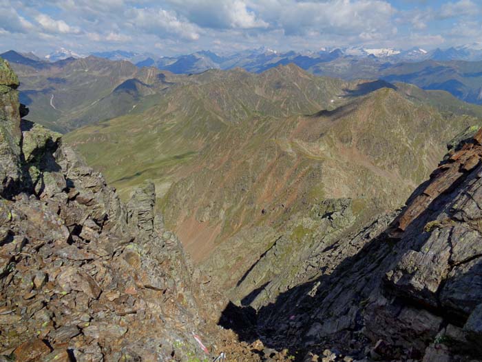 die obere von zwei versicherten Geröllrinnen im Abstieg vom Regenstein; rechts - mit dem Schattenhäubchen - die Kugelspitze, der letzte Gipfel für heute