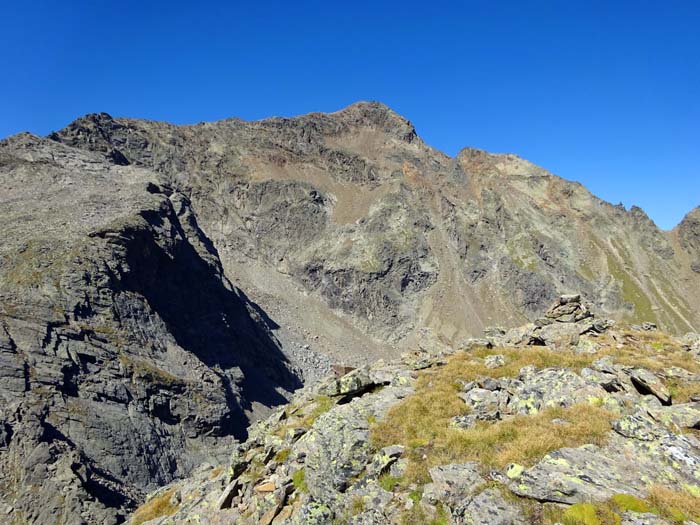 ... dafür ist aber die Aussicht vom Gipfelsteinmann des Kl. Petzeck besonders hübsch: im NW das Petzeck, mit 3283 m höchster Berg der Schobergruppe